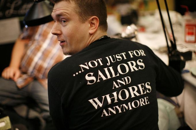 A tattoo artist wears a t-shirt supporting tattoos during the National Tattoo Association Convention in Cincinnati, Ohio April 14, 2012. The hobby of collecting tattoos has exploded into the mainstream in society with tattoo conventions and festivals held year-round across the United States and the world. Picture taken April 14, 2012. REUTERS/Jason Reed (UNITED STATES - Tags: SOCIETY) ATTENTION EDITORS PICTURE 08 OF 31 FOR PACKAGE 'ADDICTED TO THE NEEDLE' TO FIND ALL PICTURES SEARCH 'ADDICTED NEEDLE' Published: Čer. 29, 2012, 12:59 odp.