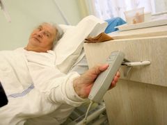 Všechny postele v léčebně jsou polohovací. Mají také kolečka, ale ven nebo aspoň na balkón se na postelích pacienti nedostanou.
