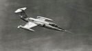 První stíhačka USAF Lockheed F-104A Starfighter letící nad pouští, rok 1950