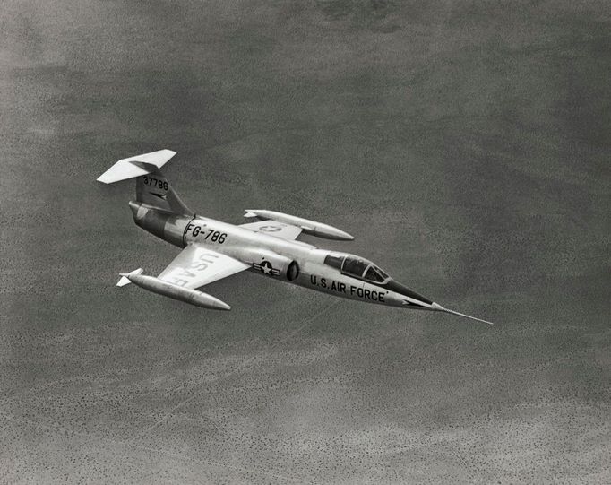 První stíhačka USAF Lockheed F-104A Starfighter letící nad pouští, rok 1950