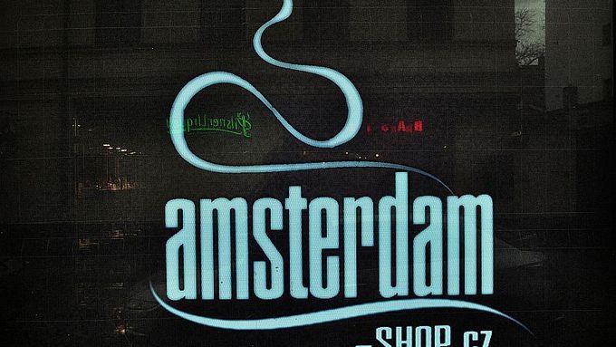 V prodejnách pod značkou Amsterdam Shop je zatím legálně k dispozici zboží, které sněmovna právě zakázala. Obchody však budou bez problémů fungovat ještě několik týdnů