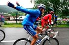 Christophe Moreau se snaží zahřát během deštivé a chladné třinácté etapy Tour.