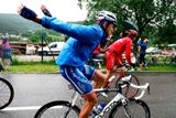 Christophe Moreau se snaží zahřát během deštivé a chladné třinácté etapy Tour.