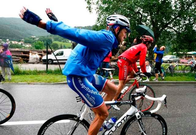 Moreau se snaží zahřát během třinácté etapy Tour