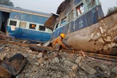Při železniční nehodě v Indii zahynulo 36 lidí. Desítky jsou ještě uvězněny ve vlaku