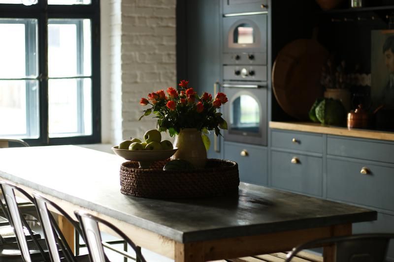 Darmyšl  detail stůl