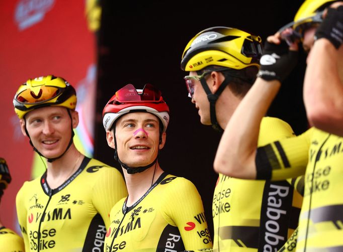 Jonas Vingegaard (druhý zleva) s týmem Visma na Vueltě 2025