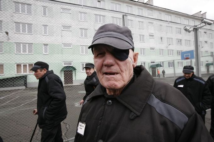 Inmates walk at a high-security male prison camp outside Russia's Siberian city of Krasnoyarsk May 14, 2013. High-security male prison camp number 17 is intended to house male inmates who are serving a sentence for the first time, and have been convicted for serious crimes. Prisoners at the facility work in wood and metal processing shops, manufacture furniture, sew clothes and do other kinds of work. They can also take part in educational, sport and cultural programs. Picture taken May 14, 2013. REUTERS/Ilya Naymushin (RUSSIA - Tags: CRIME LAW SOCIETY) ATTENTION EDITORS: PICTURE 4 OF 29 FOR PACKAGE 'INSIDE SIBERIA'S PRISONS' SEARCH 'ILYA PRISON' FOR ALL IMAGES Published: Čer. 19, 2013, 10:02 dop.