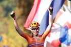 MS 2018 v silniční cyklistice, závod žen: Anna van der Breggenová slaví vítězství.