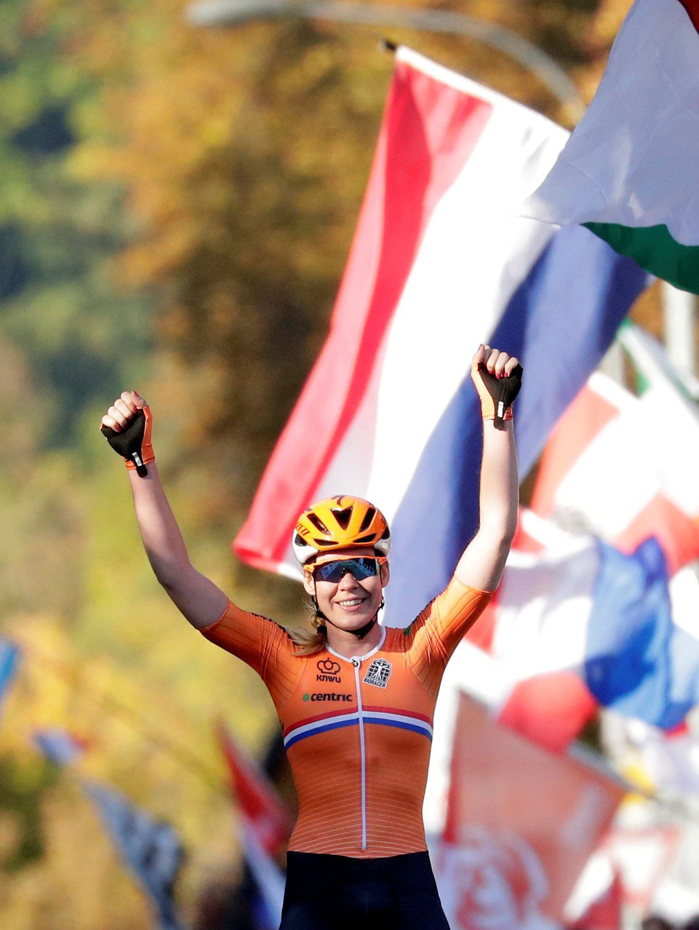 MS 2018 v silniční cyklistice, závod žen: Anna van der Breggenová slaví vítězství.