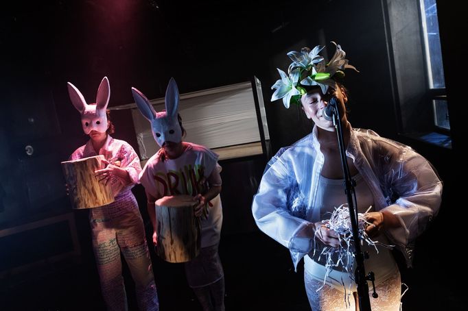 Z inscenace Kuchařka pro disidenty, kterou uvádí Divadlo D21.