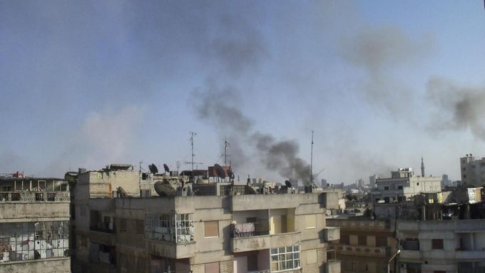 Obléhaný Homs stále zasypává střelba.