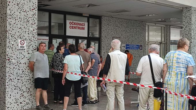 Fronta před očkovacím centrem v pražském Motole.