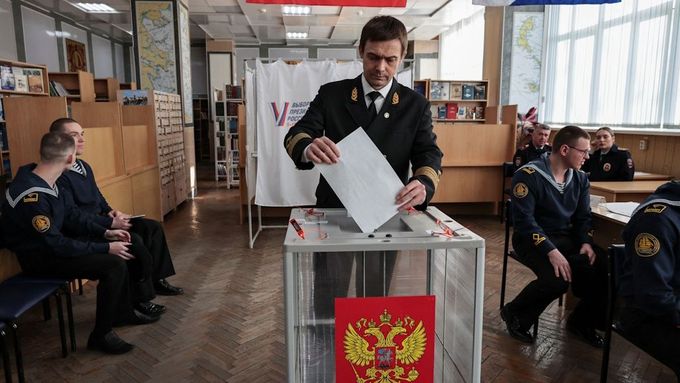 Na ruském Dálném východě se ve čtvrtek večer SEČ otevřely volební místnosti a v zemi oficiálně začaly prezidentské volby.