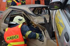 Při čelní srážce dvou aut u Pohořelic jeden muž zemřel, další se těžce zranili