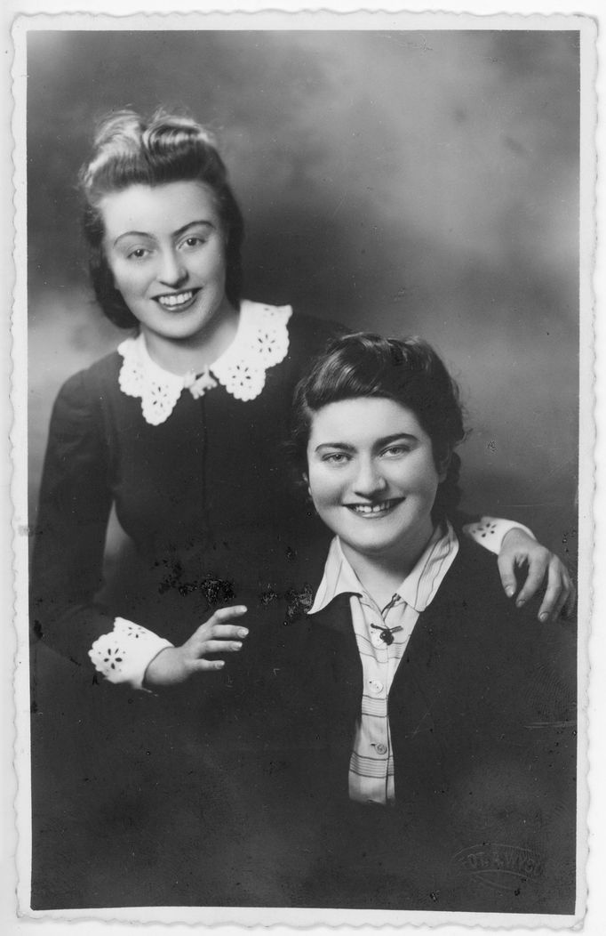 Róża a Renia v Přemyšli, kolem roku 1939, ještě před začátkem války.