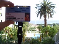 Cannes - akreditace s canneskou pláží v pozadí. Jsem tady!