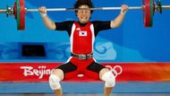 Vzpírání. Yoon Jinheová z Jižní Koreje vzpírá v kategorii žen do 53kg.