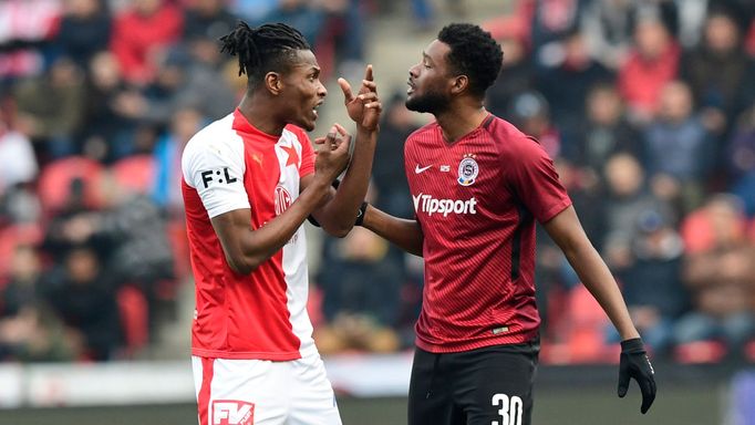 Benjamin Tetteh a Simon Deli v zápase 28. ligového kola Slavia - Sparta