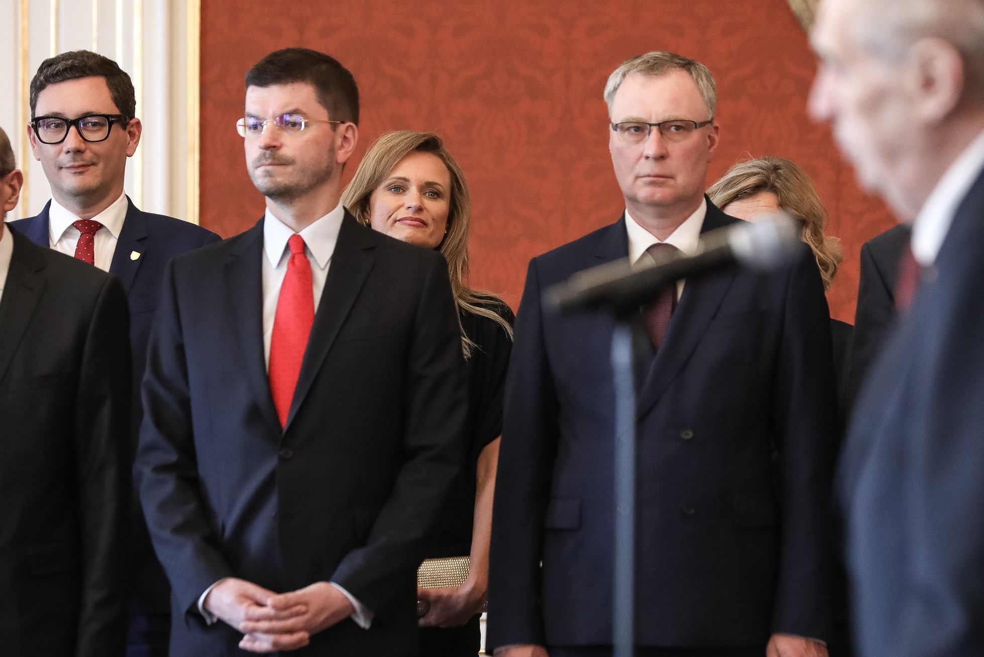 Miloš Zeman jmenoval ministry, v pozadí Jana Adamcová, mluvčí vlády a Jiří Ovčáček