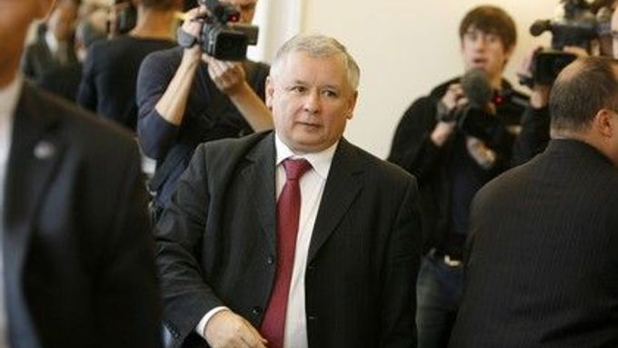 Premiér Jaroslaw Kaczyński při příchodu do Sejmu