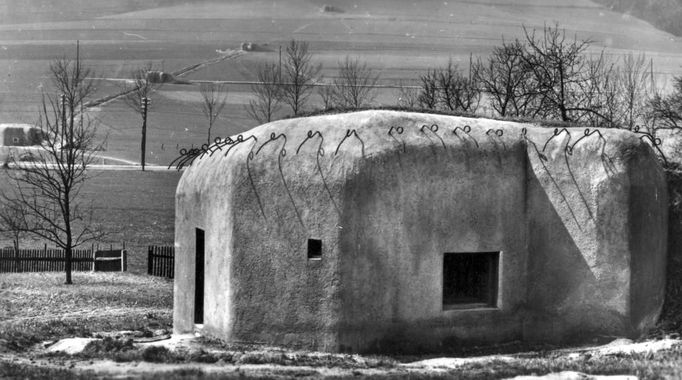 Od jara 1937 začaly být hromadně budovány objekty lehkého opevnění vz. 37, které vešly do širšího povědomí pod svým zlidovělým názvem "řopík" (podle zkratky ŘOP).