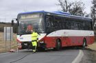 Převrácený autobus i zastavené lanovky. V Česku silně fouká a místy hustě sněží
