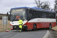 Převrácený autobus i zastavené lanovky. V Česku silně fouká a místy hustě sněží