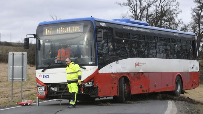 Odtahová služba vyprostila autobus, který se v Hořovicích na Berounsku převrátil na bok.
