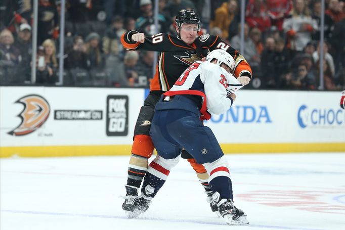 Nicolas Deslauriers a Radko Gudas v pěstním souboji.