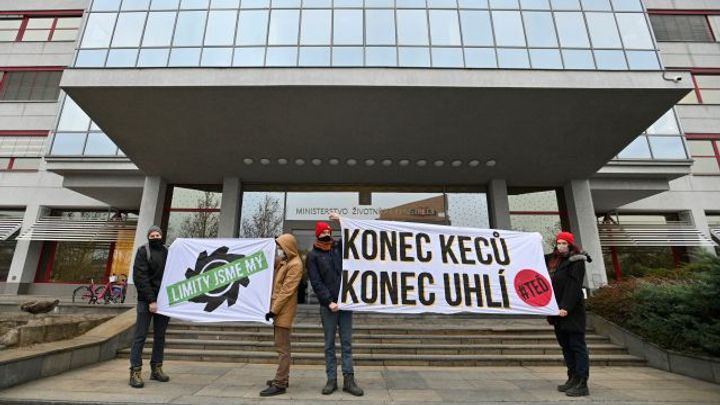 "Kdo uhlí těží, do pekla běží," chtěli pověsit čerti na ministerstvo. Zasáhla policie