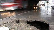 Bouřková voda zaplavila a podemlela silnici, která se z části propadla. Na místě zasahovali hasiči.