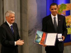 Barack Obama přebírá v norském Oslo Nobelovu cenu míru