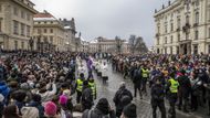 Před dvanáctou hodinou už Hradčanským náměstím prošel církevní průvod.