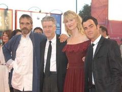 David Lynch s hereckou delegací ke svému filmu Vnitrozemská říše. Vedle Lynche herečka Laura Dernová