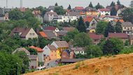 Obyvatelům Lochkova zase vyrostly před okny protihlukové závaly. Staví se tu výjezd z tunelu, 2 mosty a mimoúrovňová křižovatka.