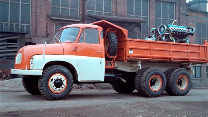 Tatra 138 už jako sériový sklápěč, na korbě i s motorem T928.