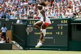 Módní stálicí je také Serena Williamsová. Američanka tradiční bílé šatičky doplnila červenými nohavičkami...