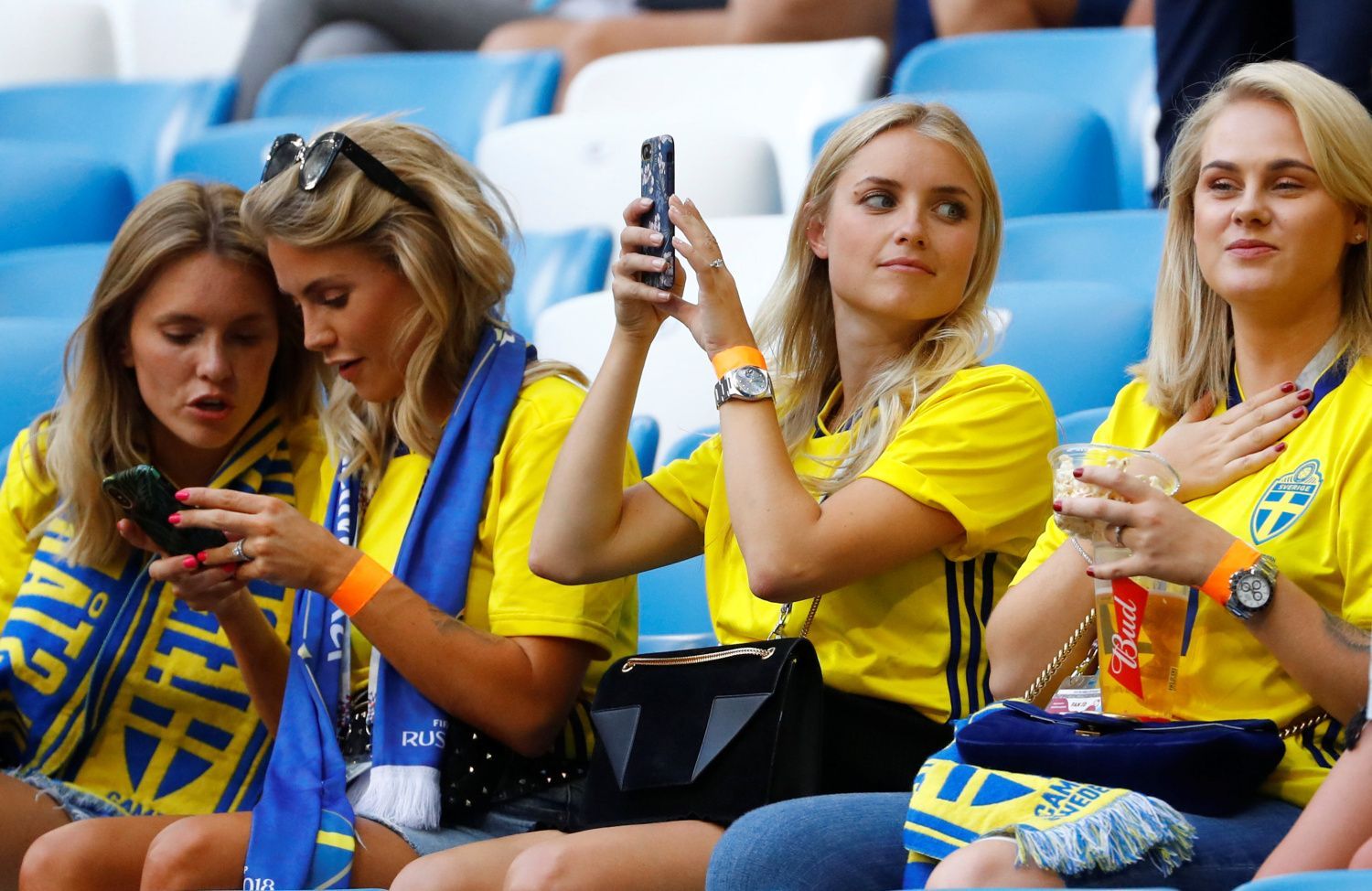 Švédské fanynky na zápase Švédsko - Anglie na MS 2018