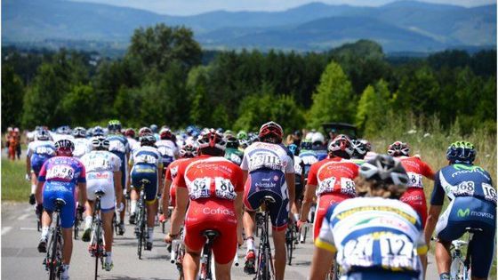 FOTO Peloton Tour de France poprvé zdolával alpské velikány