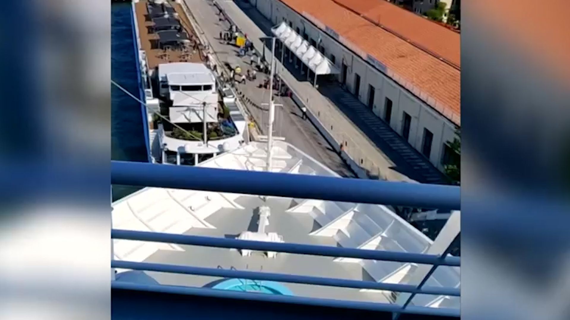 Záběry z paluby: Výletní loď narazila v Benátkách do mola
