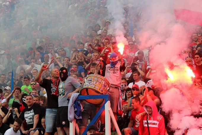 Petr Švancara se v sobotu rozloučil na legendárním fotbalovém stadionu Za Lužánkami se svojí kariérou. Na exhibici dorazily desetitisíce lidí.