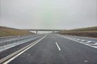 Ředitelství silnic a dálnic (ŘSD) ve středu zprovoznilo úsek dálnice D35 mezi Opatovicemi nad Labem a Časy na Pardubicku.