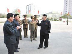 Severokorejský vůdce Kim Čong-un na staveništi v Pchjongjangu.