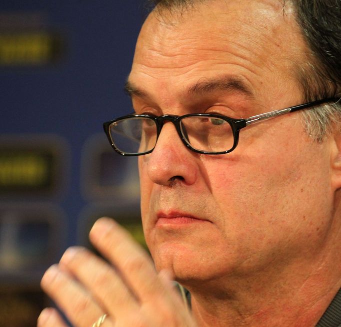 Fotbalový trenér Bilbaa Marcel Bielsa během tiskové konference před utkáním Evropské ligy 2012/13 se Spartou Praha.