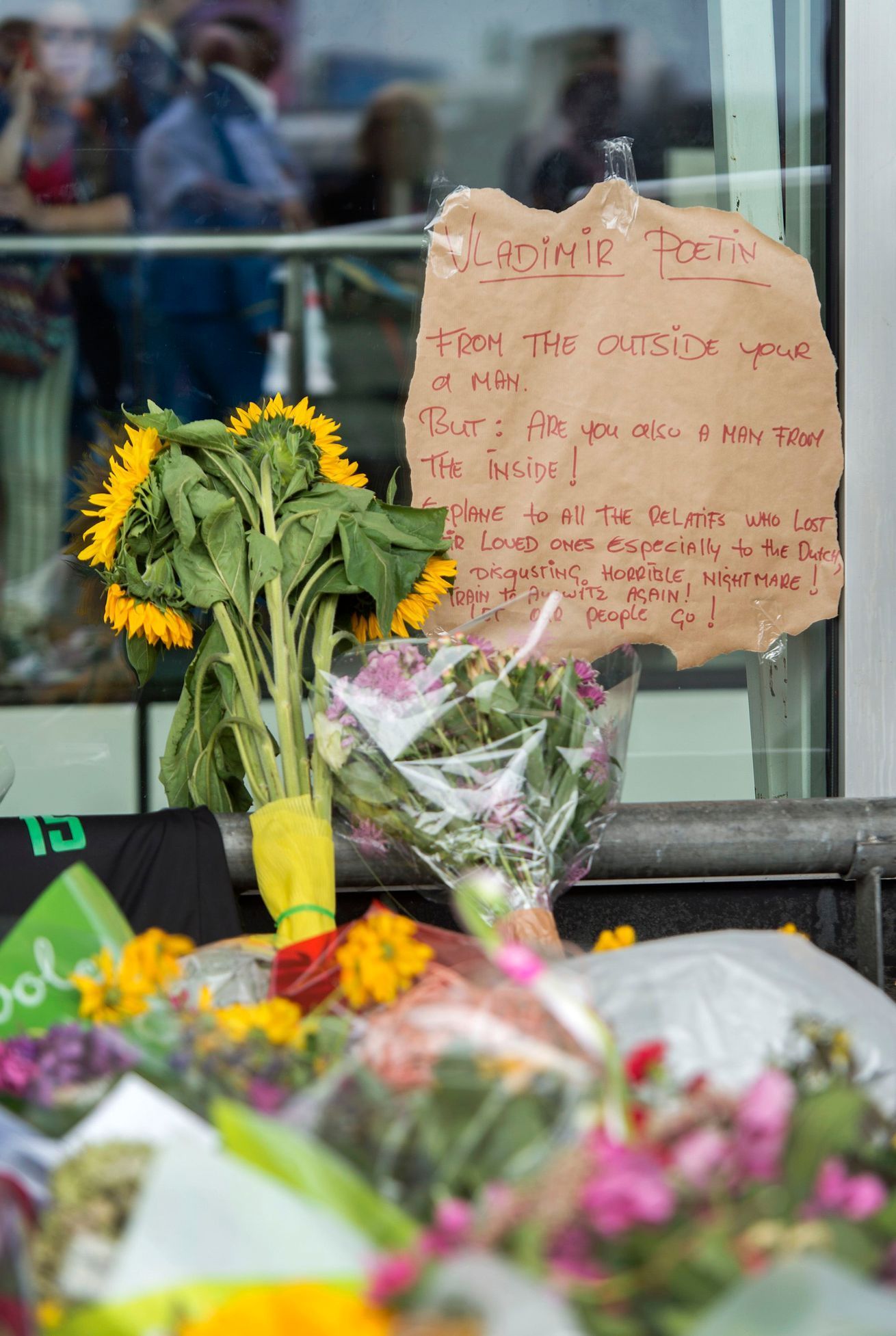 Trosky sestřeleného letu MH17