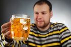Více piva už Češi nevypijí. Pivovarům mají pomoci cizinci