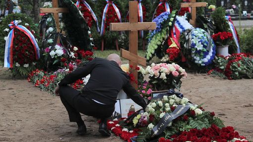Archivní snímek z pohřbu námořníků v Petrohradě. Podle nového nařízení již nesmí otevírat rakev.