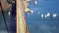 Most Golden Gate Bridge v San Francisku (USA). Sebevraždu zde spáchalo přes 1500 lidí (cca 30 ročně).