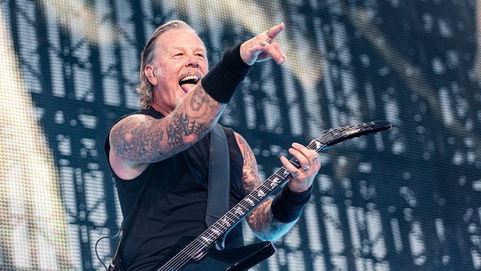 Skladbu Seek and Destroy včera Metallica zahrála v centru sedmdesátitisícového davu.